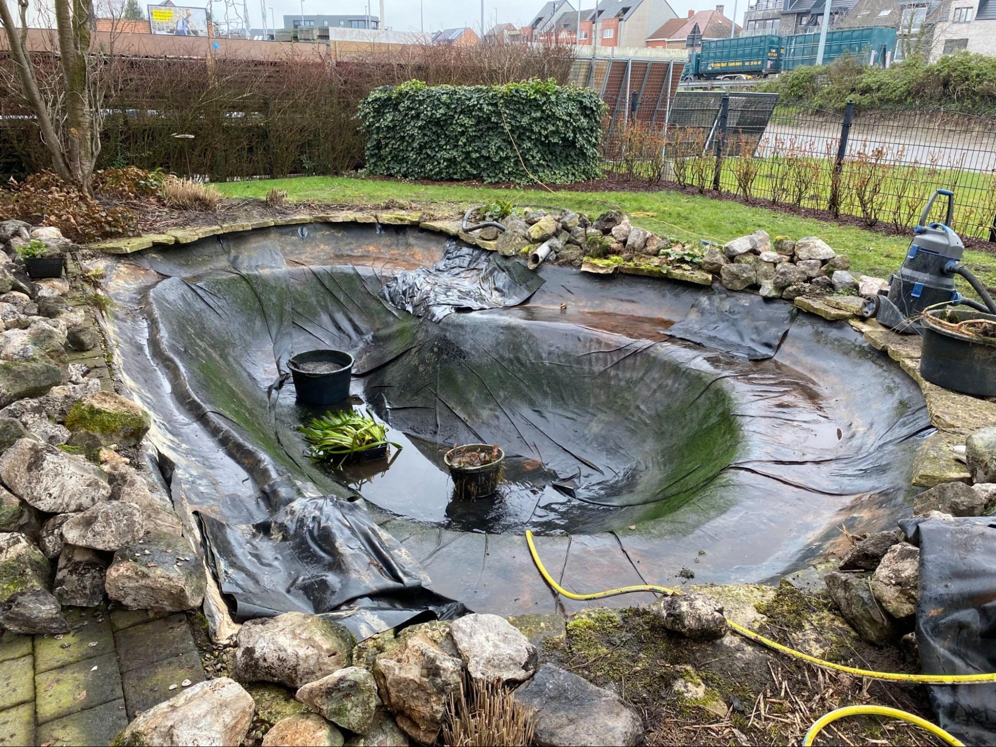 Aanleg van een siervijver zonder vergunning met vijverfolie