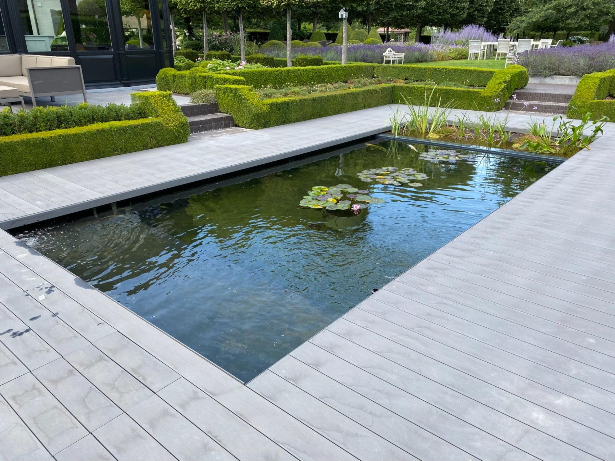 Strakke siervijver met waterlelies op de beste plek voor een vijver in een moderne tuin