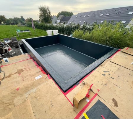 Rechthoekige vijver in opbouw waarvoor meestal een vergunning nodig is