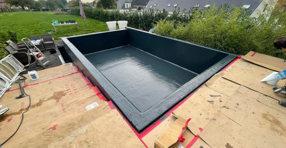 Rechthoekige vijver in opbouw waarvoor meestal een vergunning nodig is